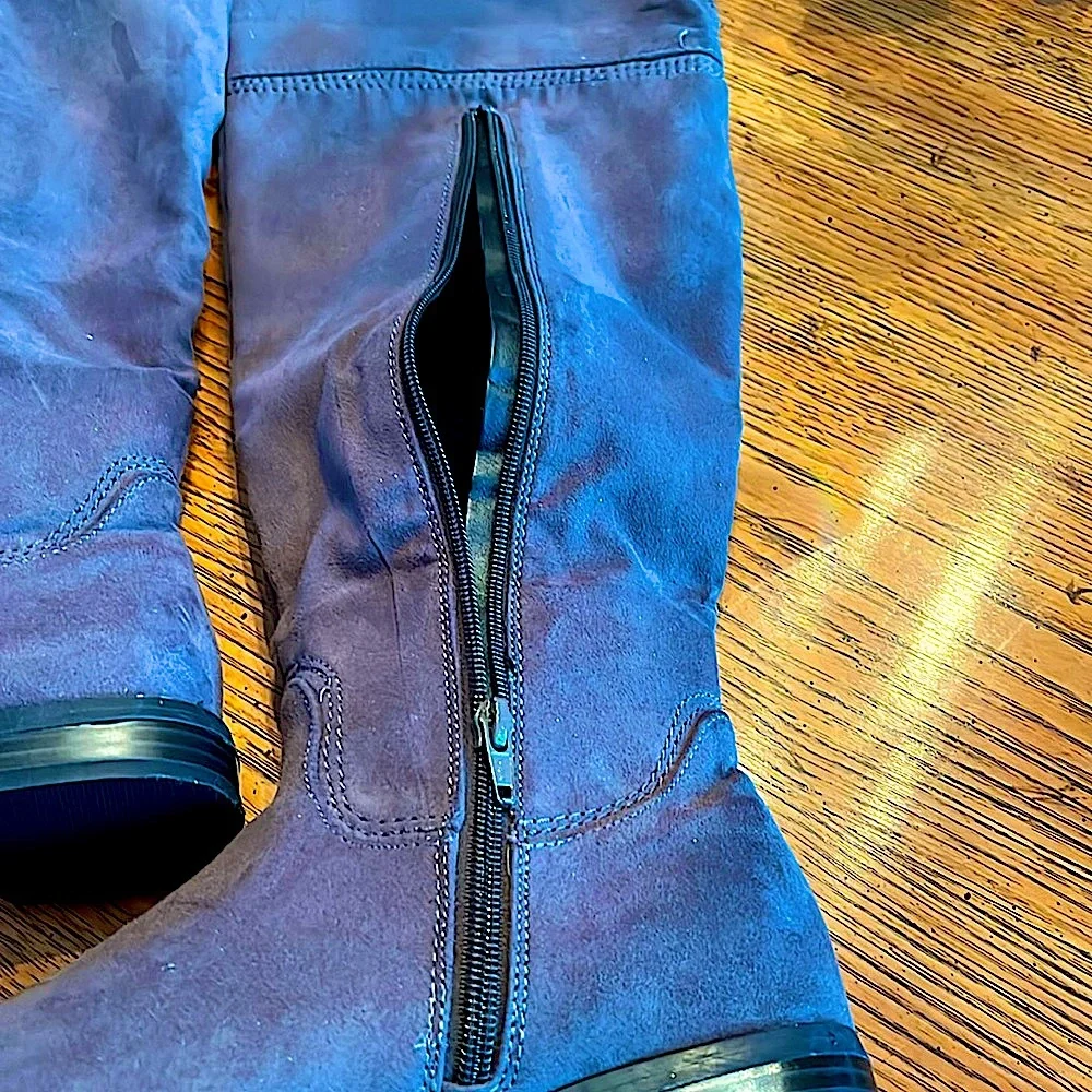 IA European CollectionKnee HighFauxSuede GreyBootSemi pointed toe.SideZippers.39